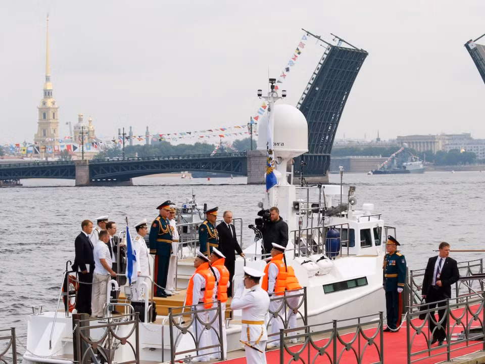 Tổng thống Nga Vladimir Putin và Bộ trưởng Quốc phòng Sergei Shoigu đến tham dự cuộc binh quân sự trong dịp kỷ niệm Ngày Hải quân tại St.Petersburg, Nga, vào ngày 30/7/2017.