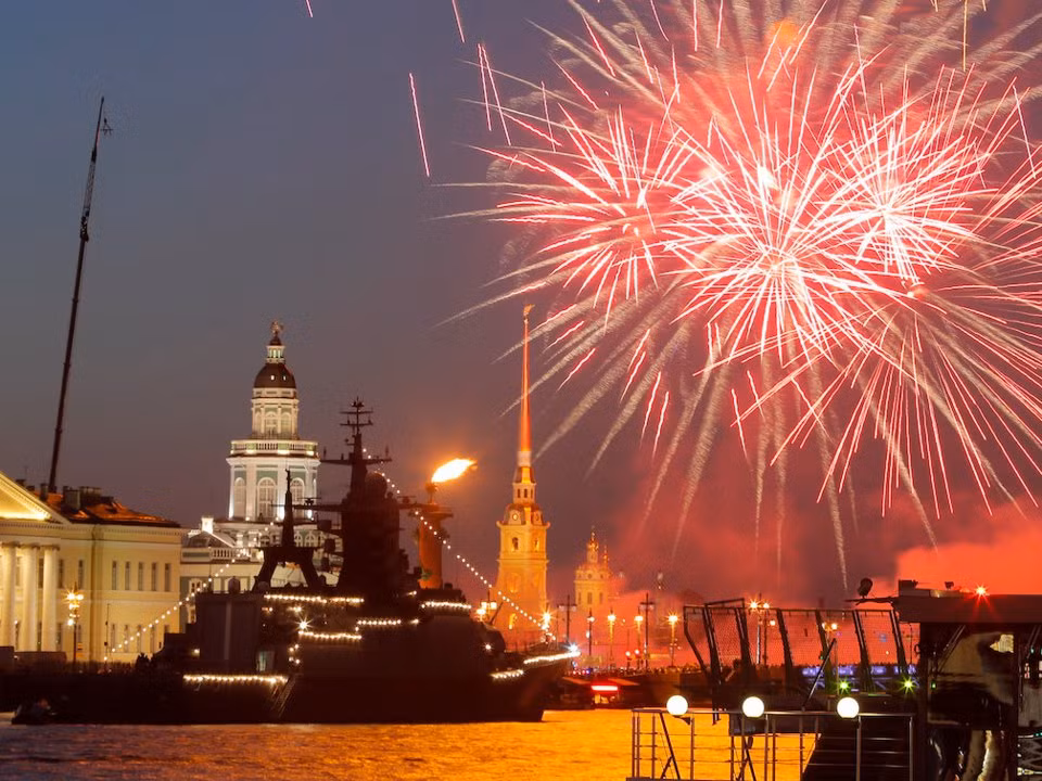 Pháo hoa được bắn trên sông Neva trong lễ kỷ niệm Ngày Hải quân ở St.Petersburg, Nga, ngày 30 tháng 7 năm 2017.