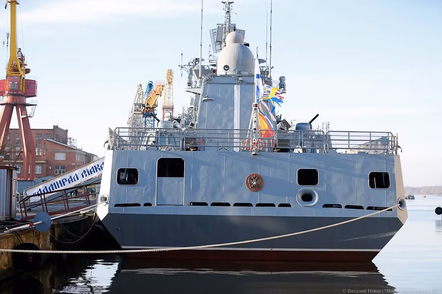 Cận cảnh đuôi tàu. Nếu trang bị tên lửa Kalibr tầm bắn 2.500 km, Đô đốc Makarov sẽ có năng lực tấn công tầm xa tương tự các khu trục hạm hạng nặng. Ảnh: News Kaliningrad.