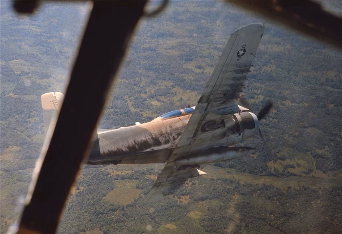 Một chiếc A-1E Skyraider với bình xăng phụ tham chiến ở chiến trường miền Nam Việt Nam. Nguồn ảnh: Flickr.