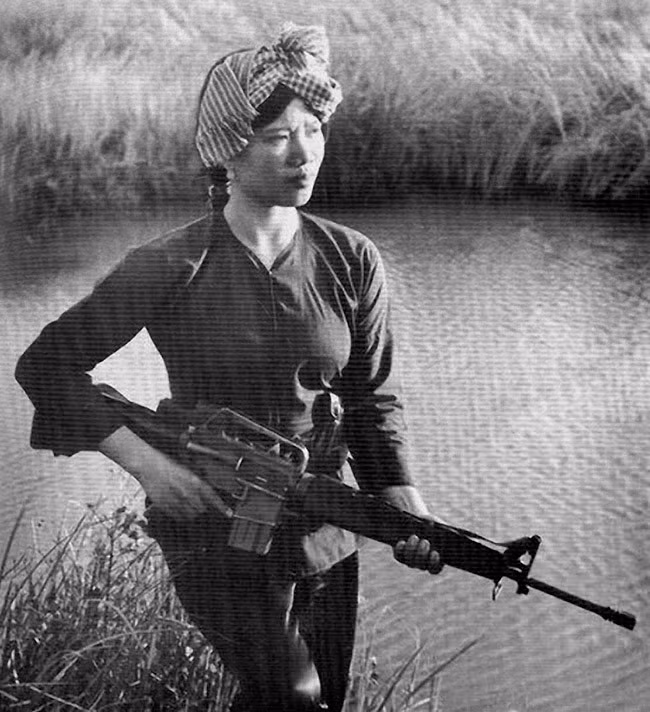 Một điểm đặc biệt nữa đó là trong khi xạ thủ AK-47 cần rất nhiều thời gian và luyện tập để có thể bắn được kiểu điểm xạ 2-3 viên mỗi lần bóp cò thì xạ thủ AR-15 lại có lợi thế hơn với thiết kế của khẩu AR-15 có sẵn chế độ ba viên một. Điều này giúp tăng độ chính xác của khẩu AR-15 khi nó được sử dụng bởi lính mới, tránh tình trạng do quá run mà tay giữ chặt cò súng và... xả cả băng đạn lên trời. Nguồn ảnh: Weapons.