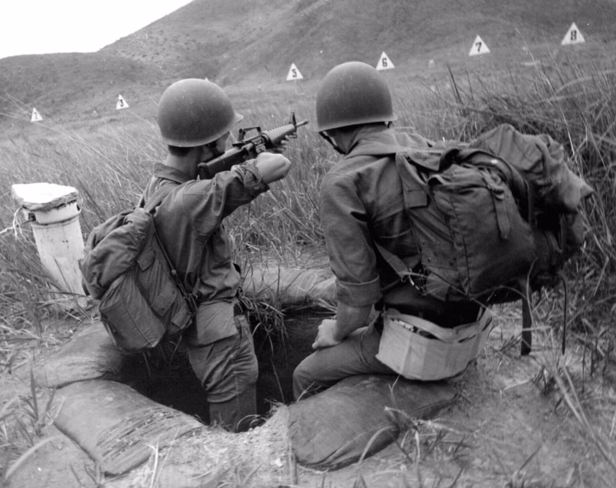 Mặc dù khẩu AR-15 và sau đó là M16 (có thiết kế tương tự) mang rất nhiều tai tiếng trong Chiến tranh Việt Nam khi binh lính Mỹ kêu ca quá nhiều về nó, nhưng thực tế hoàn toàn có thể coi khẩu súng này là đối thủ xứng tầm với khẩu AK-47. Nguồn ảnh: Wiki.