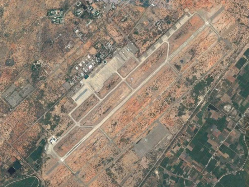 Ban đầu khi được xây dựng bởi quân đội Nhật, sân bay này chỉ có một đường băng với chiều dài tiêu chuẩn 3500 ft (1066 mét). Sau khi được Mỹ sửa lại vào năm 1965, sân bay đã được mở rộng lên hai đường băng và chiều dài mỗi đường băng lên tới 10.000 ft (3048 mét). Nguồn ảnh: Urban.