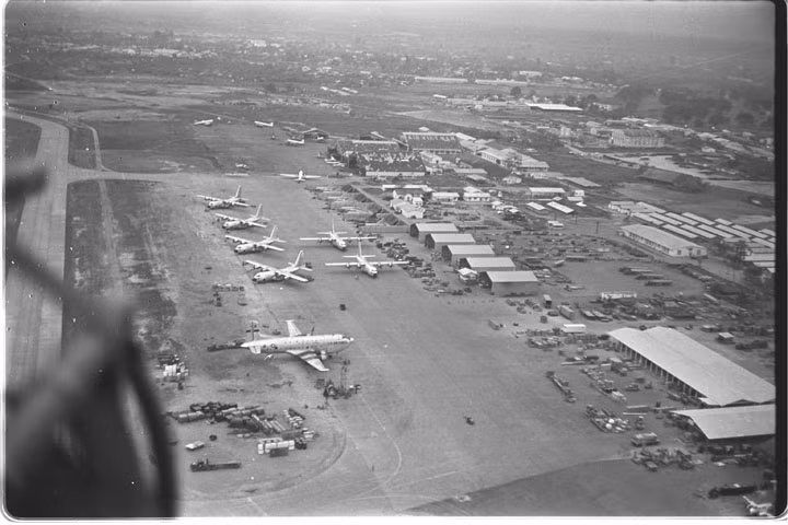 Trong những ngày cuối cùng của tháng 4/1975, sân bay Tân Sơn Nhất là một trong những cầu hàng không quan trọng nhất của Mỹ ở Sài Gòn để sơ tán các nhân viên, cố vấn Mỹ cùng tay sai từ Sài Gòn rời khỏi miền Nam Việt Nam. Nguồn ảnh: Healey.