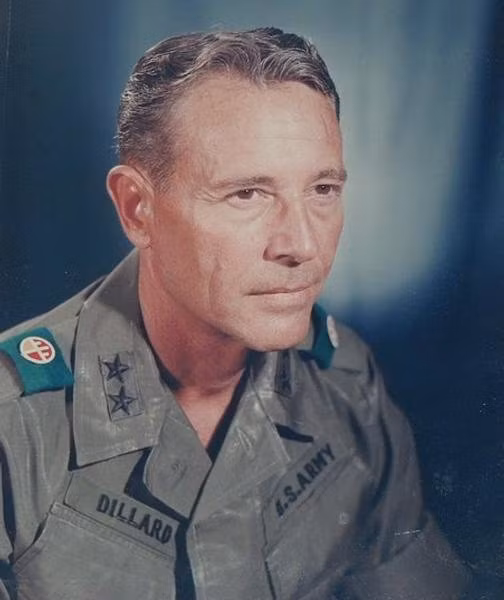 Thiếu tướng John A. B. Dillard, Tư lệnh trưởng Bộ tư lệnh Công binh thuộc quân đội Mỹ, tử vong ngày 12/5/1970 khi đang bay trên một trực thăng UH-1. Trực thăng của ông được cho là bị bắn hạ bởi hỏa lực phòng không của Quân Giải phóng, rơi cách Pleiku 14 km về phía tây. Nguồn ảnh: Vietnamwar.
