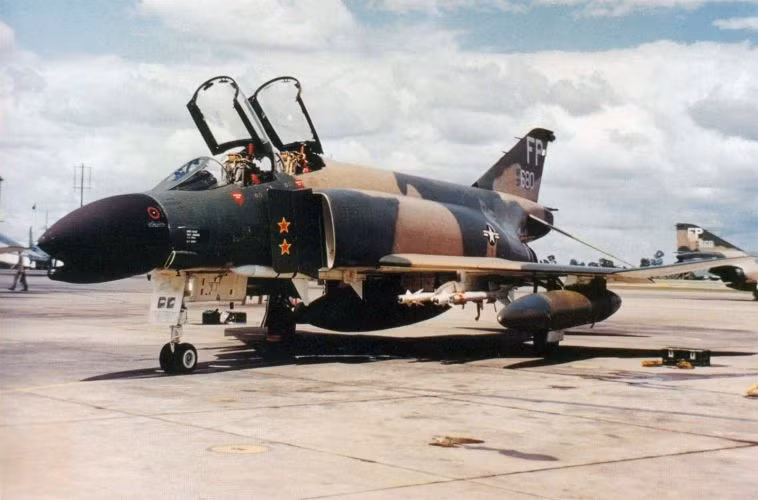 Chiếc phi cơ F-4 của ông này được cho là bị bắn hạ bởi hỏa lực phòng không của Quân giải phóng, nhưng Robert F. Worley nhất quyết không nhảy dù dù phi công bay cùng ông đã nhảy ra trước đó. Kết quả chiếc F-4 trên phát nổ trên bầu trờ ngoài khơi vùng biển Thừa Thiên. Sau cái chết của Tướng Worley, Bộ Tổng tham mưu Mỹ đã cấm các sĩ quan cao cấp của Không quân Mỹ tham gia bay chiến đấu. Nguồn ảnh: Wiki.