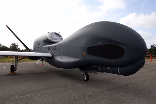 Máy bay do thám không người lái RQ-4 Global Hawk. Đây là cỗ máy trinh sát không người lái mạnh nhất thế giới. Ảnh: Yahoo News.