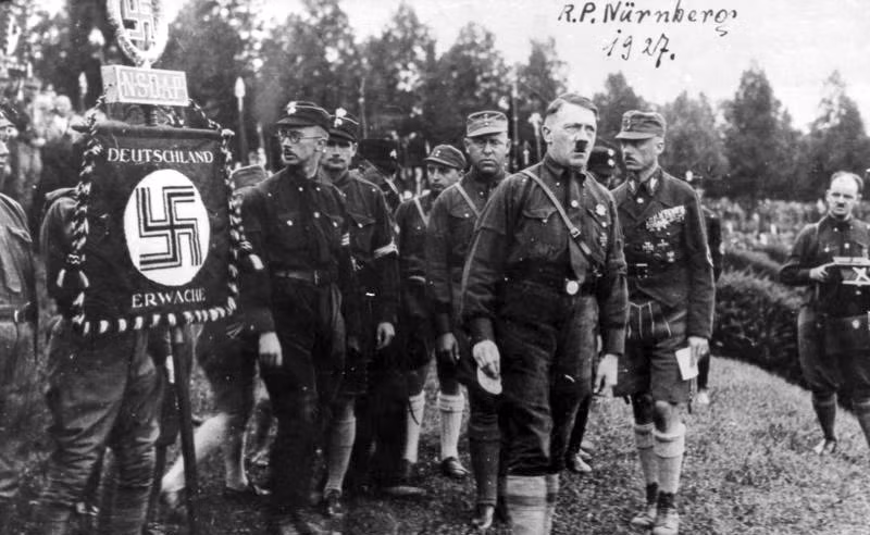 Được thành lập từ ngày 4/4/1925 tại Munchen, lực lượng SS ban đầu có nhiệm vụ bảo đảm an ninh và huấn luyện cận vệ cho các lãnh đạo của đảng Quốc xã. Ảnh: Hitler với lực lượng quân áo đen. Nguồn ảnh: Wiki.