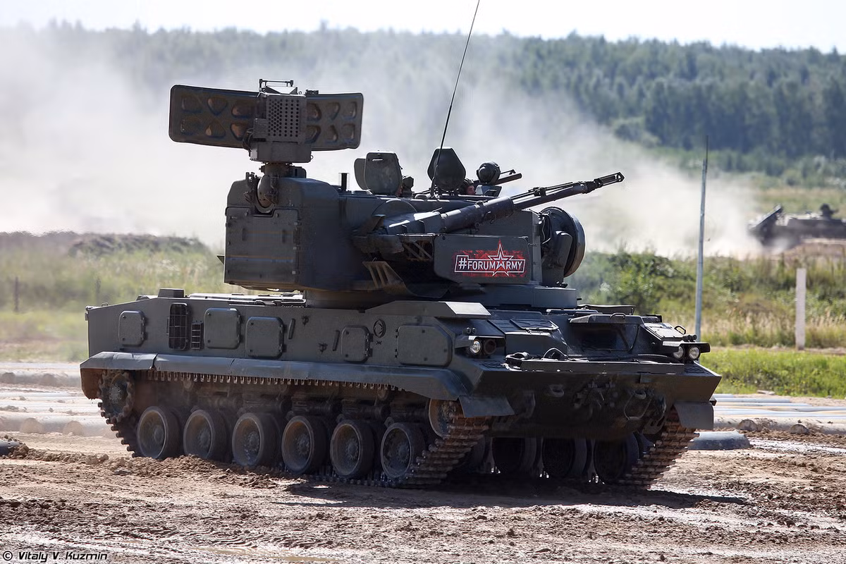Thiết kế bố trí hệ thống vũ khí của 2K22 Tunguska khá gọn gàng với tháp pháo tích hợp trọn vẹn vũ khí (pháo-tên lửa) và hệ thống radar, bên trong là cabin tác chiến cùng đặt trên khung gầm xe bánh xích GM-352. Trông nó bên ngoài không khác gì nhiều một chiếc xe tăng, nhưng có hỏa lực hầm hố hơn nhiều. Nguồn ảnh: Vitaly-Kuzmin