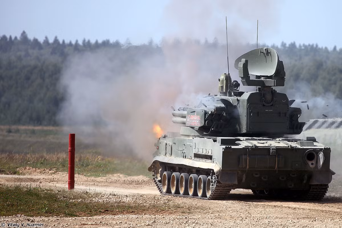 Được trang bị những viên đạn nổ phá mảnh, Tunguska khi hạ nòng sẽ biến thành "khẩu súng máy" áp chế hoàn toàn chiến thuật biển người. Thậm chí, các phương tiện cơ giới bọc thép hạng nhẹ cũng khó lòng mà xung phong trước cơn mưa đạn pháo 30mm. Nguồn ảnh: Vitaly-Kuzmin