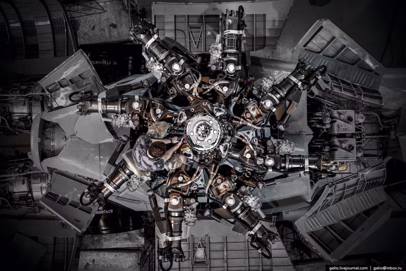 Một kỹ thuật viên đang lắp đặt các linh kiện cho hệ thống rotor chính của trực thăng vận tải hạng nặng Mi-26. Trực thăng này sử dụng rotor với 8 cánh quạt. Ảnh: Gelio.
