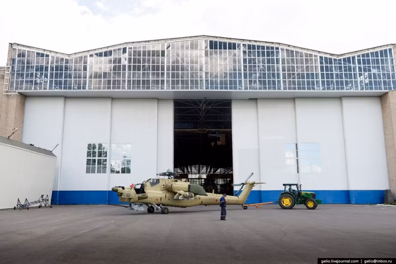 Một trực thăng Mi-28N lăn bánh khỏi xưởng sản xuất. Sau khi trải qua quá trình bay thử nghiệm, trực thăng sẽ được sơn màu ngụy trang theo yêu cầu của quân đội. Ảnh: Gelio.