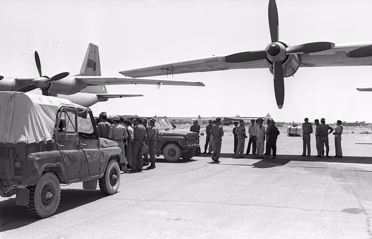 Máy bay vận tải Liên Xô tại sân bay Kandahar, Afghanistan năm 1988. Ảnh: TASS. Máy bay vận tải Liên Xô tại sân bay Kandahar, Afghanistan năm 1988. Ảnh: TASS.