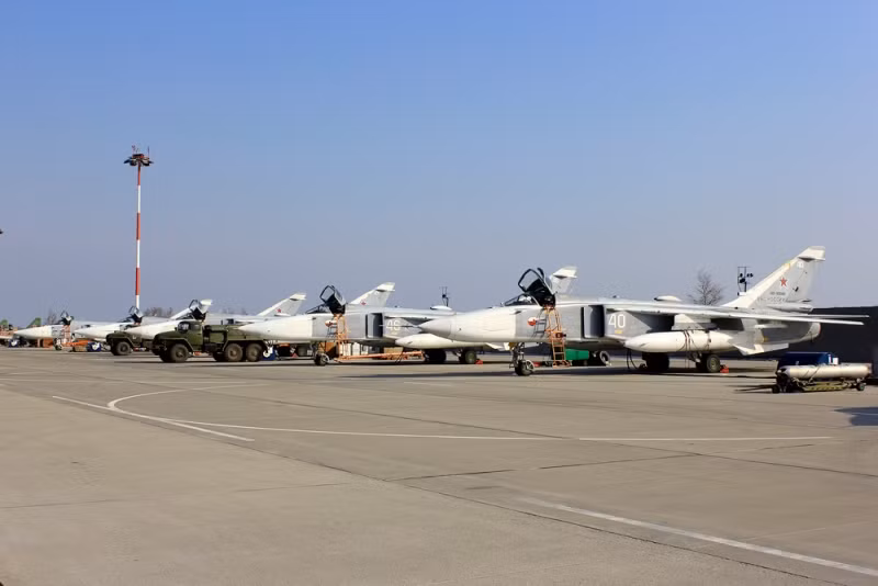 Nhóm hàng không ném bom gồm 4 cường kích Su-24M, cùng 6 cường kích Su-25 cất cánh từ một sân bay ngoài Alabino. Ảnh: Arms of Russia.