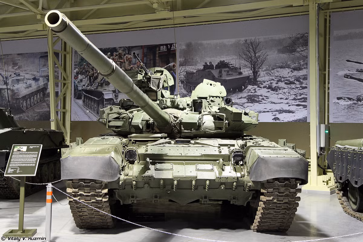 T-90 hiện là nòng cốt của lực lượng tăng thiết giáp Nga cùng với T-72B3. Tuy là một dự án tạm thời trong lúc chờ xe tăng mới, T-90 lại chứng minh nó làm được nhiều hơn so với vai trò "kẻ đóng thế". Ảnh: Vitaly V.Kuzmin.
