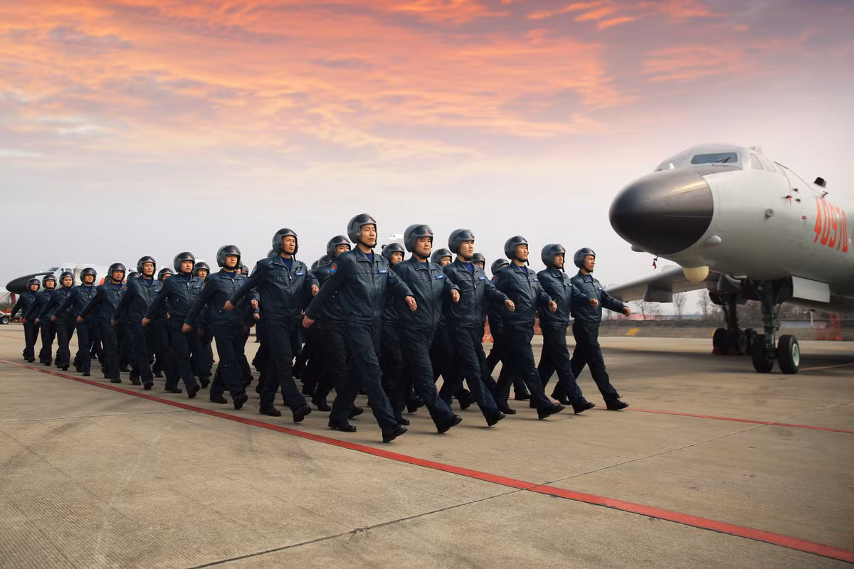 Theo báo Quân giải phóng nhân dân Trung Quốc cho biết không quân nước này đã điều động 12 máy bay ném bom H-6K bay huấn luyện trên khu vực Biển Đông trong những ngày gần đây. Ảnh: Chinamil.