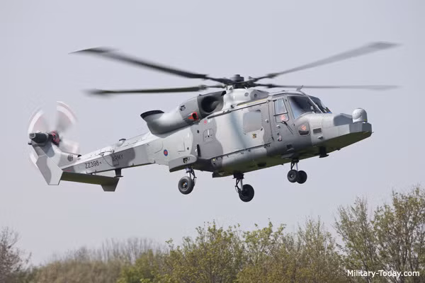 Đứng vị trí thứ 5 là AW159 Wildcat của Hải quân Anh, hệ thống điện tử cũng được đánh giá rất tối tân, phiên bản Wildcat HMA.2 được trang bị cả hệ thống radar trinh sát mạng pha chủ động AESA. Về vũ khí, nó có thể mang được 4 tên lửa đối hải Sea Venom cho phép tấn công tàu chiến cỡ nhỏ, và tất nhiên nó mang tốt ngư lôi. Nguồn ảnh: Military-Today