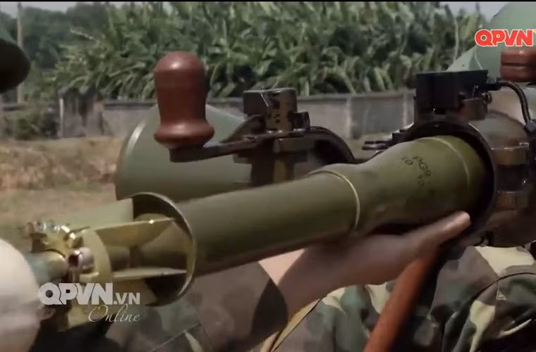 Để giải quyết khâu ngắm bắn vì thiếu kính, chiến sĩ Năm Đừng “sáng tạo có 1-0-2” dùng hai sợi chỉ căng thành hình chữ thập ở đầu nòng súng, dùng dây thun ràng vào đầu nòng để giữ các đầu sợi chỉ. Sau đó, anh nhìn qua nòng súng đến chữ thập để xác định mục tiêu, rồi khóa chặt tầm, hướng của súng và lắp đạn. Nguồn ảnh: Kênh QPVN