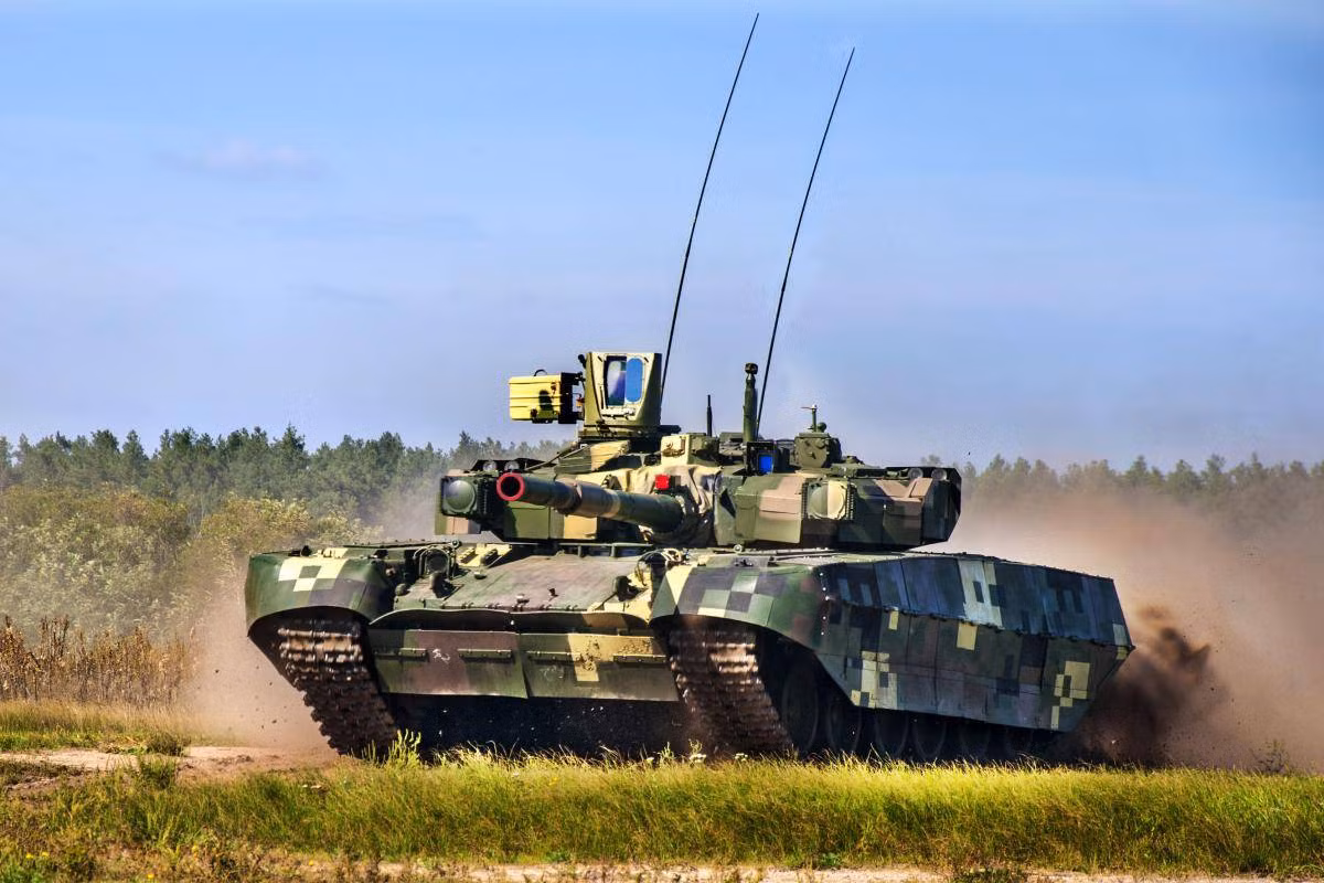 T-84 Oplot là phiên bản nâng cấp hiện đại hàng đầu của dòng xe tăng chiến đấu chủ lực T-84 do Cục thiết kế Kharkiv Morozov của Ukraine thiết kế dựa trên cơ sở nâng cấp từ dòng tăng T-80 được chế tạo dưới thời Liên Xô. Nó được xem là loại tăng hiện đại nhất của Ukraine hiện nay, được kỳ vọng so sánh được với T-90 của Nga và các thế hệ tăng của NATO như Challenger II, Leclerc AMX-56… Nguồn ảnh: Wikipedia