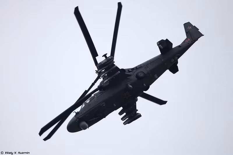 Điểm vượt trội của Ka-52 so với các trực thăng tấn công khác là khả năng cơ động rất cao với thiết kế rotor đồng trục độc đáo. Trực thăng này có thể bay lùi với tốc độ 130 km/h, bay ngang với tốc độ 100 km/h. Ảnh: Vitaly V.Kuzmin.