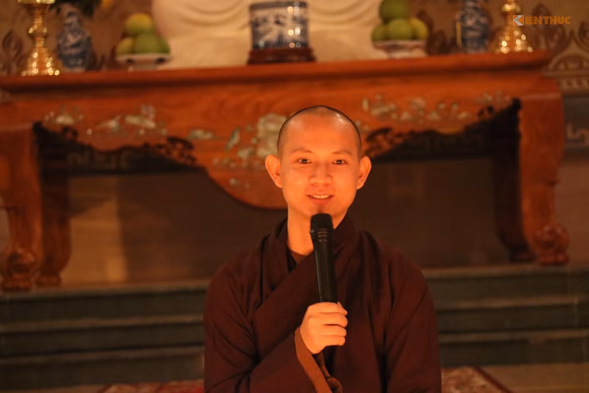 Đại đức Thích Khải Đạo, giám tự chùa Hoằng Phúc, cho biết Trà đạo gắn liền với văn hóa phương Đông, hiện hữu ngay trong sự dân giã nơi cuộc sống thường ngày của xã hội. Trà đã theo con người từ cuộc sống từ sinh đến tử, gắn liền với cuộc sống. Từ sự dân giã con người tìm ra thế giới yên bình, thông qua tách trà để nội soi bản thể, thức tỉnh tâm hồn. Ảnh: Trung Hiếu.