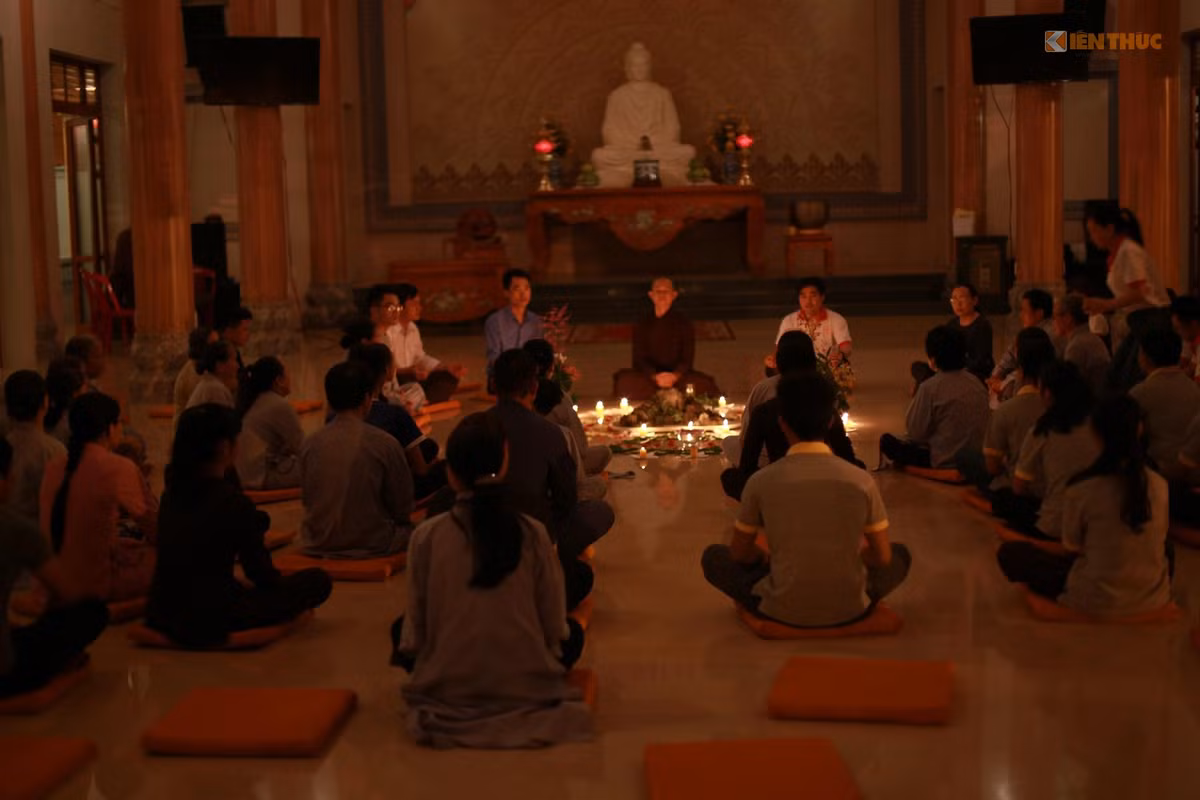 Hiểu được những áp lực cuộc sống của con người, quý thầy chùa Hoằng Phúc ở Mỹ Thủy, Lệ Thủy, Quảng Bình đã tổ chức các buổi thiền trà, giúp mọi người học cách buông bỏ những tham, sân, si để thư giãn tinh thần, vượt qua những căng thẳng trong cuộc sống. Ảnh: Trung Hiếu.