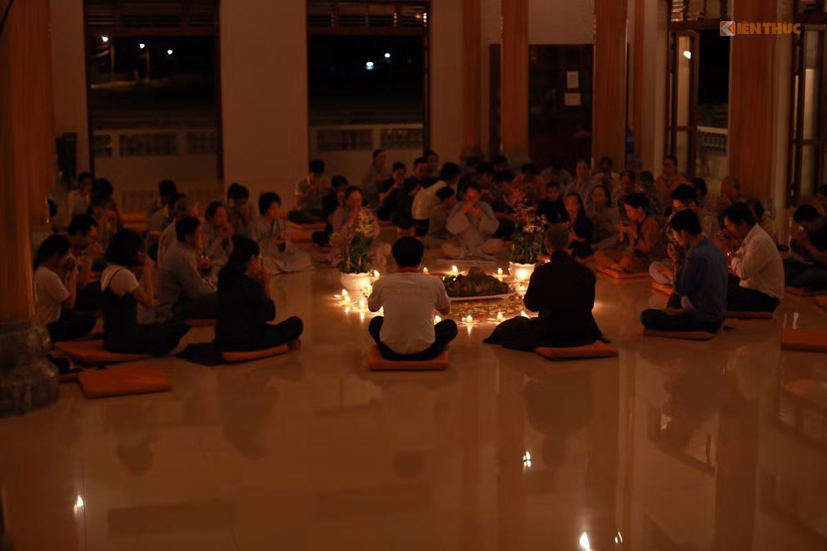 Tất cả diễn ra với mục đích buông xả: buông xuống mỏi mệt muộn phiền, buông xuống bản ngã, nhìn đời bằng mắt thương. Phương châm của thiền trà là bây giờ và ở đây, nghĩa là bạn buông xuống mọi cảm xúc của mình ngay lúc này và bỏ lại ở đây, chỉ mang sự bình tâm ra về. Ảnh: Trung Hiếu. 