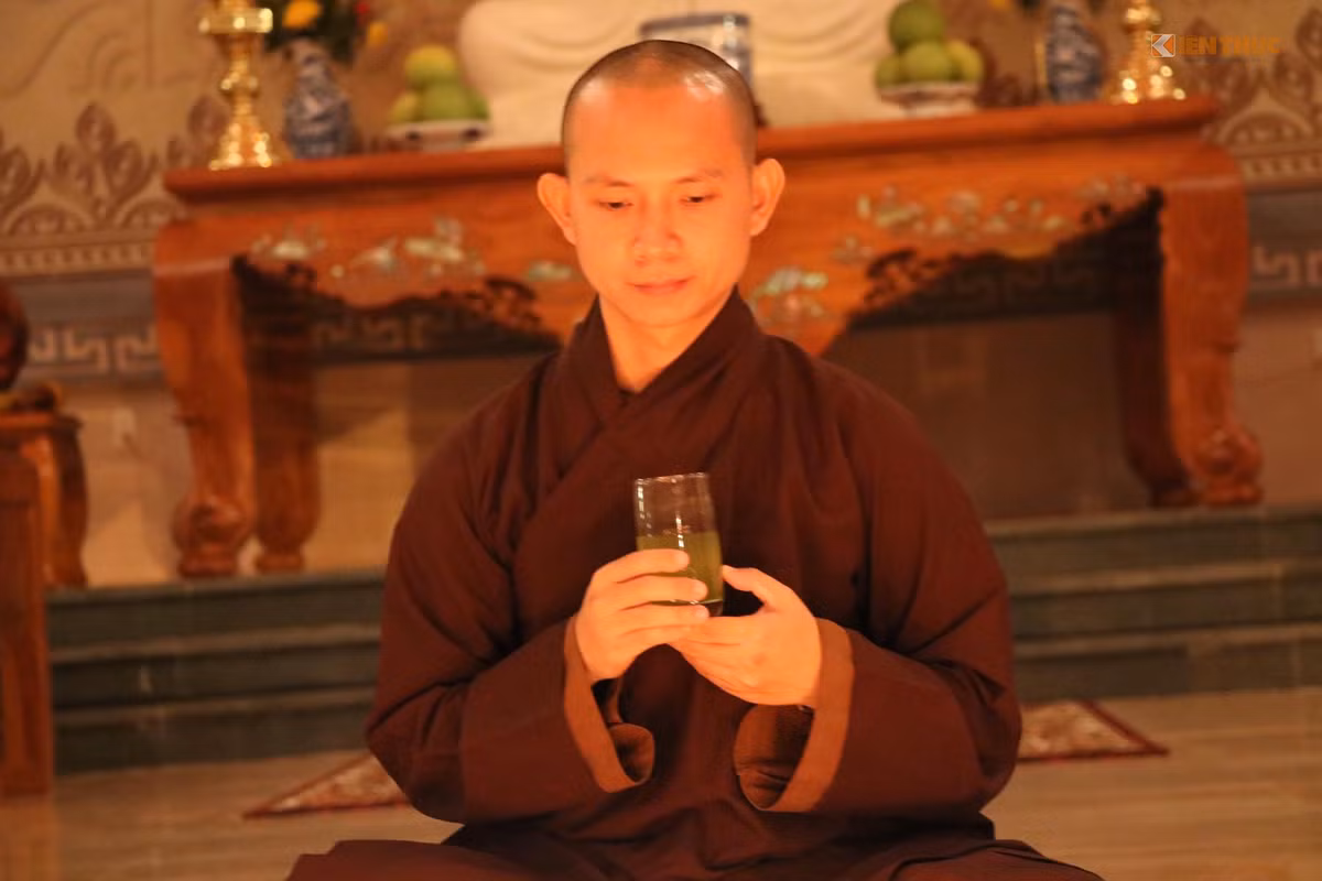Thiền trà là nghệ thuật pha trà và uống, từ cảm nhận tinh tế đưa tinh thần ta hòa nhập vào cội nguồn tâm linh. Nguyên tắc Trà đạo ẩn chứa trong nguyên tắc sống thiền: hòa hợp, trang trọng, tinh sạch và tĩnh lặng hòa hợp. Ảnh: Trung Hiếu.