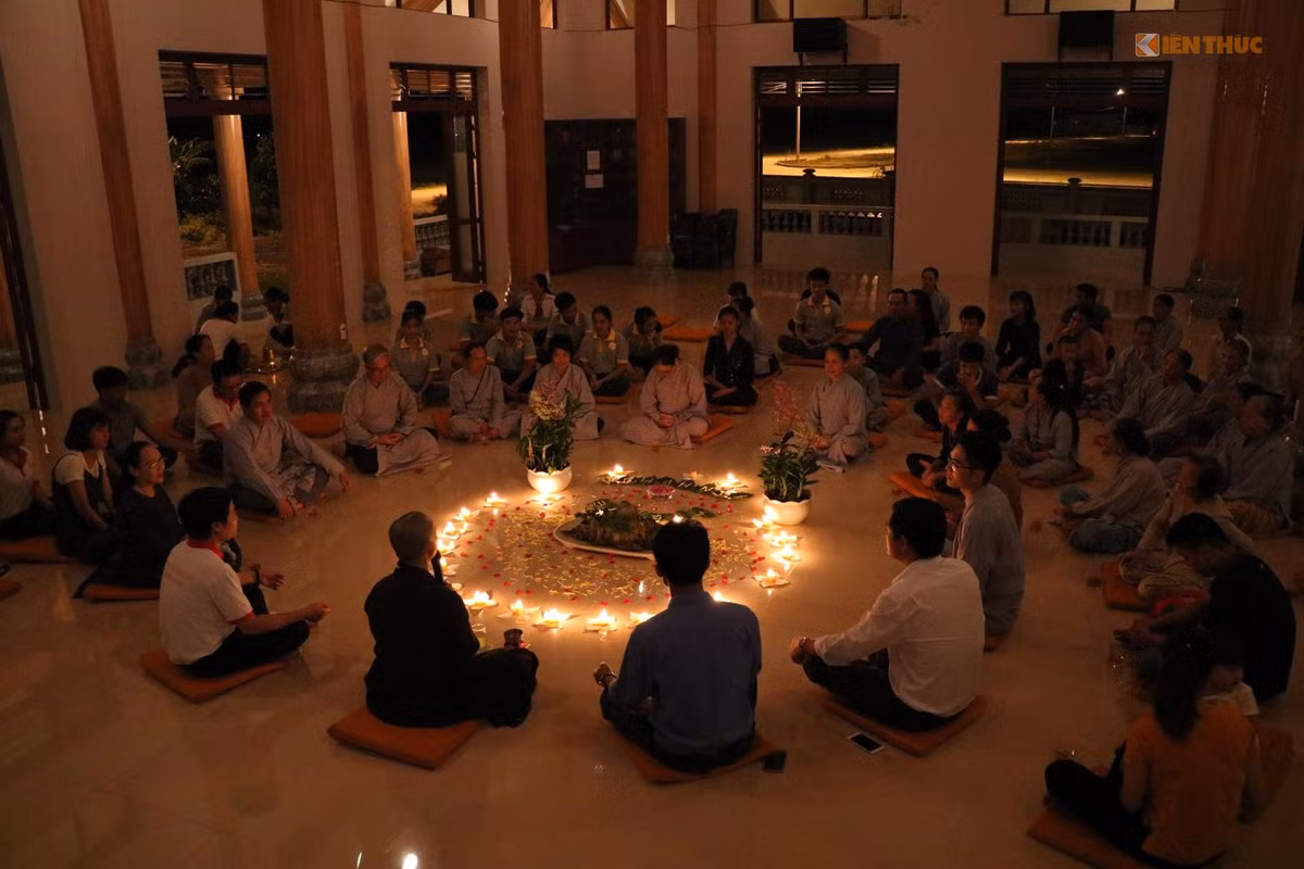 Thông qua các buổi thiền trà, Đại đức Khải Đạo mong muốn tạo ra một không gian sinh hoạt, thư giãn cuối tuần lành mạnh, giúp người dân hiểu thêm về Đạo Phật thông qua sự kết hợp giữa thiền và trà. Ảnh: Trung Hiếu.