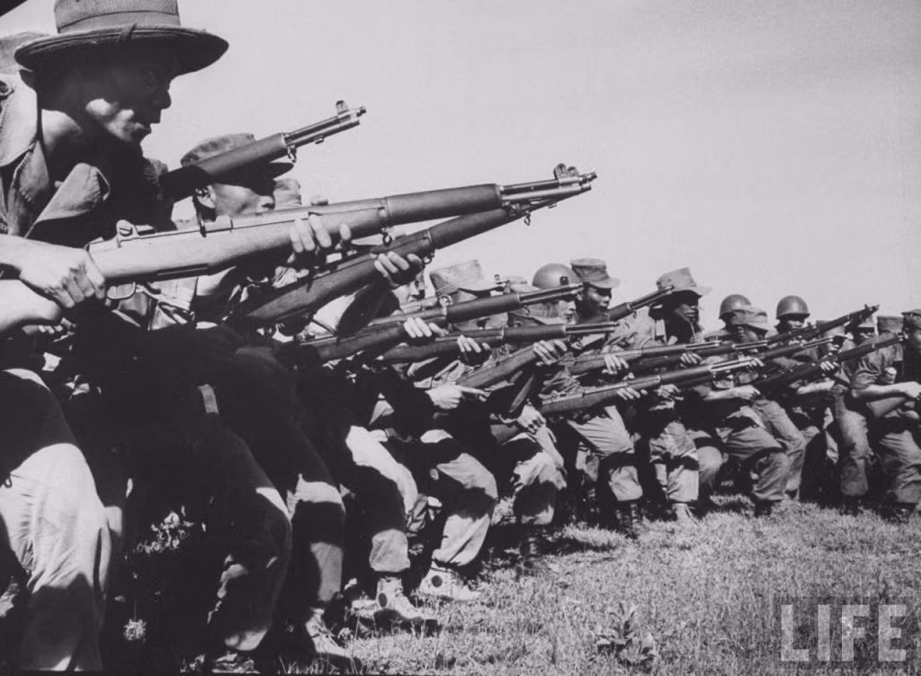 Ra đời từ Chiến tranh Thế giới thứ hai, M1 Garand từng được coi là khẩu súng trường thành công nhất của Mỹ. Trong Chiến tranh Việt Nam, M1 Garand cũng tùng được sử dụng với số lượng ít vào nhiệm vụ bắn tỉa sau khi bị chuyển thành vũ khí cho các đội danh dự của quân đội ngụy Sài Gòn. Nguồn ảnh: Life.