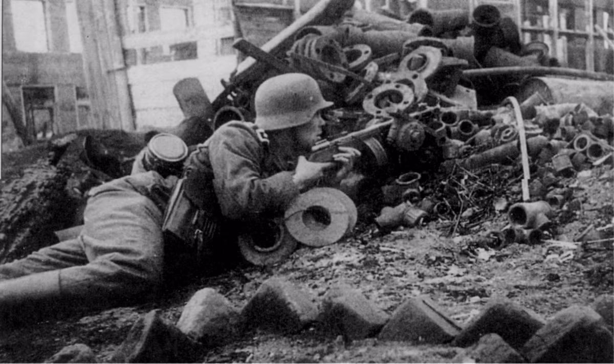 Khi sử dụng để càn quét, khẩu PPSh-41 sẽ không cần đến độ chính xác cao mà sát thương của nó sẽ đến từ khả năng bắn với tốc độ lên tới 900 viên mỗi phút. Nguồn ảnh: Reddit.
