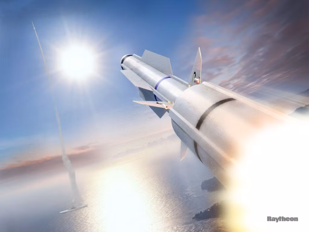 Tên lửa được trang bị hai tầng động cơ rocket cho tầm bắn hiệu quả tới 240km, nhưng tầm bay thực tế tối đa đạt được có thể lên tới 370-460km, trần bắn 34km, tốc độ Mach 3,5 tức là 4.287km/h hoặc 1,2km/s. Theo một số nguồn tin, với khả năng này, SM-6 là sự bổ sung đáng kể cho SM-3 trong vai trò phòng thủ tên lửa, nếu SM-3 bỏ sót vài mục tiêu thì xuống dưới gần mặt đất SM-6 sẽ phá hủy toàn bổ. Nguồn ảnh: Youtube