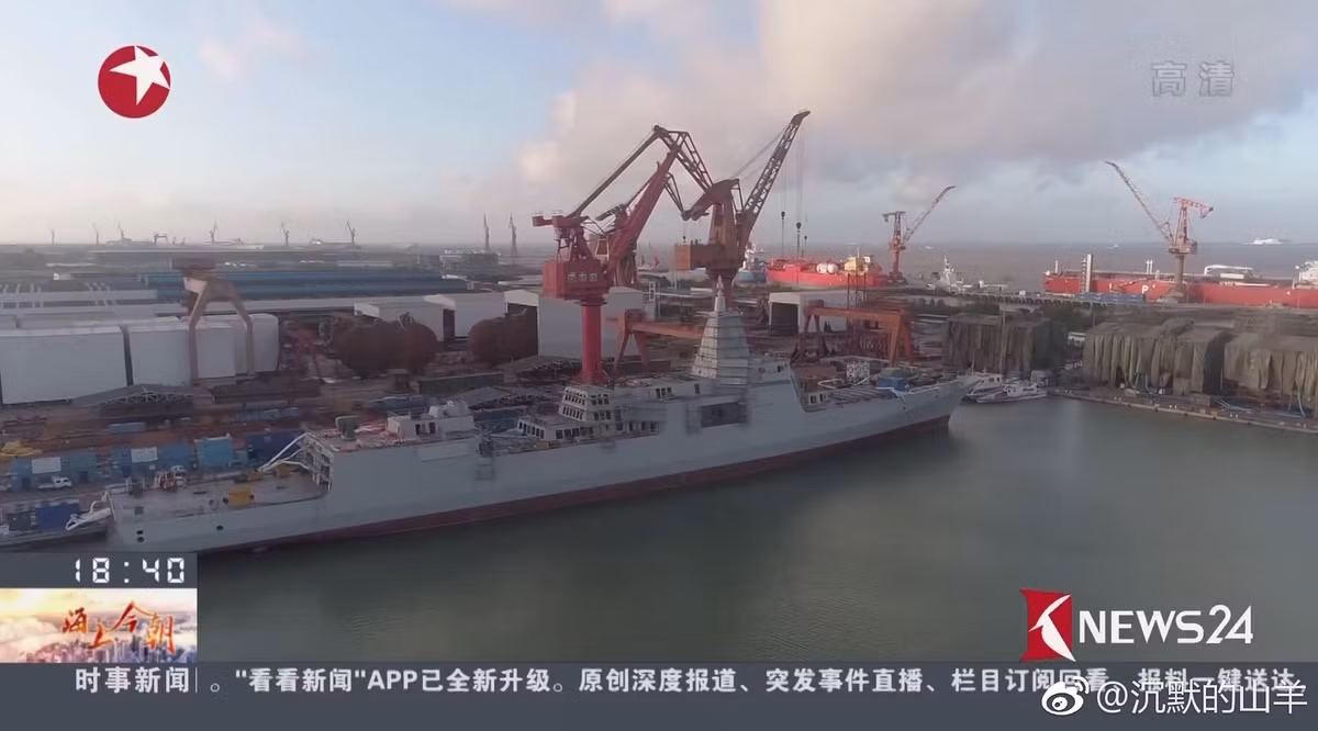 Tuy nhiên, các chuyên gia phương Tây đã chỉ ra lỗi trong thiết kế của Type-055 là ăng ten của radar chính bố trí quá thấp dẫn đến tàu khó phát hiện các mục tiêu ở cự ly gần, các mục tiêu đường không bay thấp. Ảnh: News24.