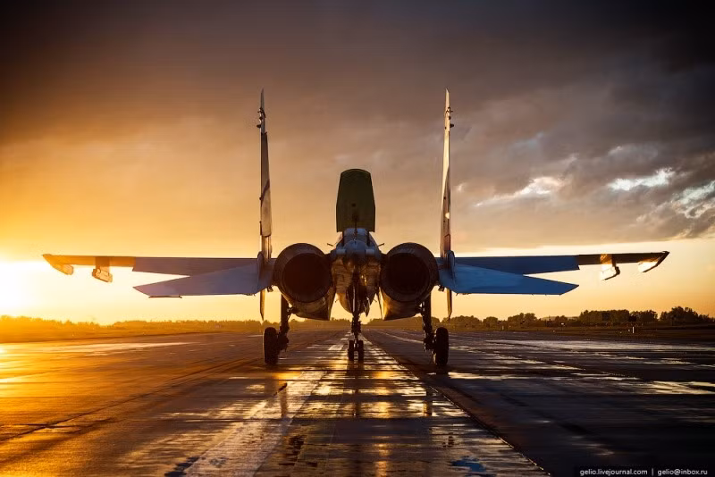 Chiếc Su-30SM đã được hoàn thiện chuẩn bị bay thử nghiệm. Bên cạnh sản xuất chiến đấu cơ, nhà máy còn tham gia lắp ráp máy bay vận tải hành khách MC-21. Ảnh: Gelio, Slava Stepanov.