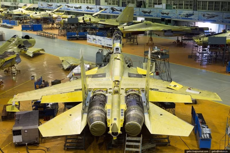 Cận cảnh một tiêm kích Su-30SM đang được hoàn thiện. Đây là phiên bản hiện đại nhất của dòng Su-30. Ảnh: Gelio, Slava Stepanov.