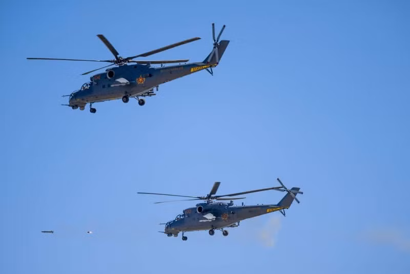 Trực thăng tấn công Mi-35 phóng rocket diệt mục tiêu mặt đất. Ảnh: Arms Expo.