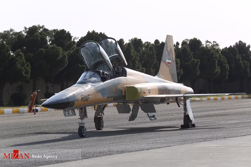 Trước Kowsar, Iran từng chế tạo chiến đấu cơ Saeqeh dựa trên khung của F-5, nhưng điểm khác biệt lớn là nó có thiết kế 2 cánh đuôi đứng. Saeqeh được đưa vào sử dụng trong Không quân Iran từ năm 2007. Ảnh: Mizan News Agency.