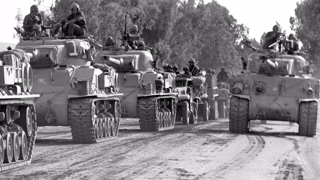 Xe tăng M4 Sherman của Israel xông lên chiếm lĩnh trận địa. Ảnh: Wikipedia.