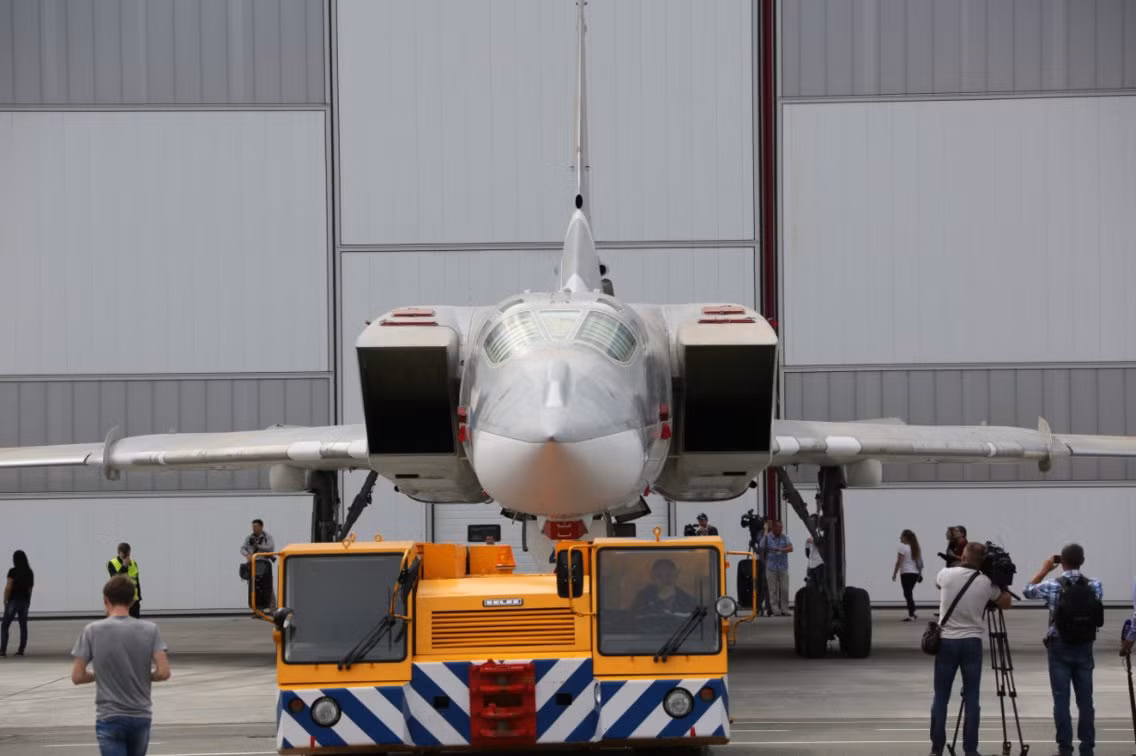 Tu-22M3M nổi bật với chiếc mũi dài và nhọn như tên, một biểu tượng cho sức mạnh tấn công luồn sâu của phi cơ này. Hải quân Nga đang vận hành khoảng 10 trung đoàn Tu-22M3. Mỗi trung đoàn có biên chế khoảng 20 chiếc Tu-22M3M. Mỗi máy bay Tu-22M3M có thể mang theo 3 tên lửa Kh-32. Ảnh: UAC.