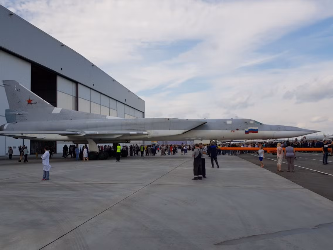 Kh-32 được thiết kế để tấn công các mục tiêu như tàu chiến, căn cứ quân sự, kho tàng, bến bãi trong môi trường tác chiến điện tử mạnh. Nó được chế tạo để trở thành vũ khí tiêu chuẩn cho máy bay chiến đấu Tu-22M3M. Ảnh: UAC.