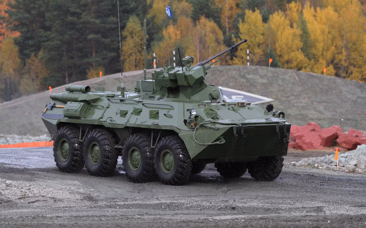 Người Nga trong quá trình sử dụng cũng tiến hành nâng cấp BTR-80 nhiều lần mà nổi bật nhất là phiên bản hiện đại hóa BTR-82A tích hợp tháp pháo tự động gắn pháo 2A72 30mm. Thế nhưng, họ chưa bao giờ tích hợp BTR-80 với tên lửa chống tăng. Nguồn ảnh: Wikipedia