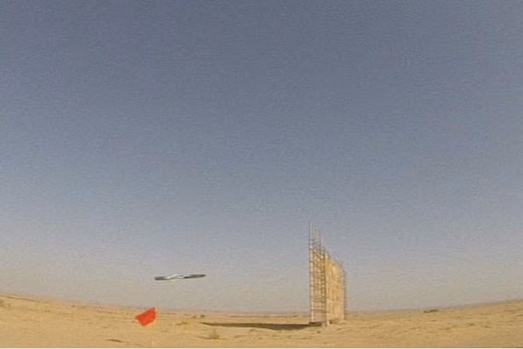 Cảnh quay chậm BrahMos lao nhanh tới mục tiêu giả định. Nguồn ảnh: Elite Predators.