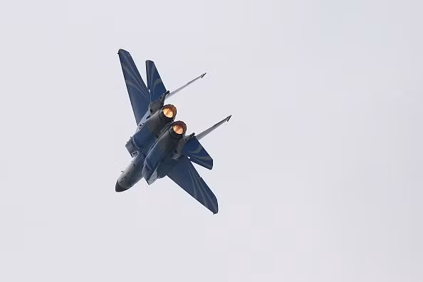 Tiêm kích F-15SG của Singapore mang màu sơn "xanh" đặc biệt đánh dấu kỷ niệm 50 năm thành lập Không quân Cộng hòa Singapore. Biến thể F-15SG đặc biệt này cũng được giới thiệu lần đầu tiên tại Singapore Airshow năm nay. Ảnh: Bloomberg.