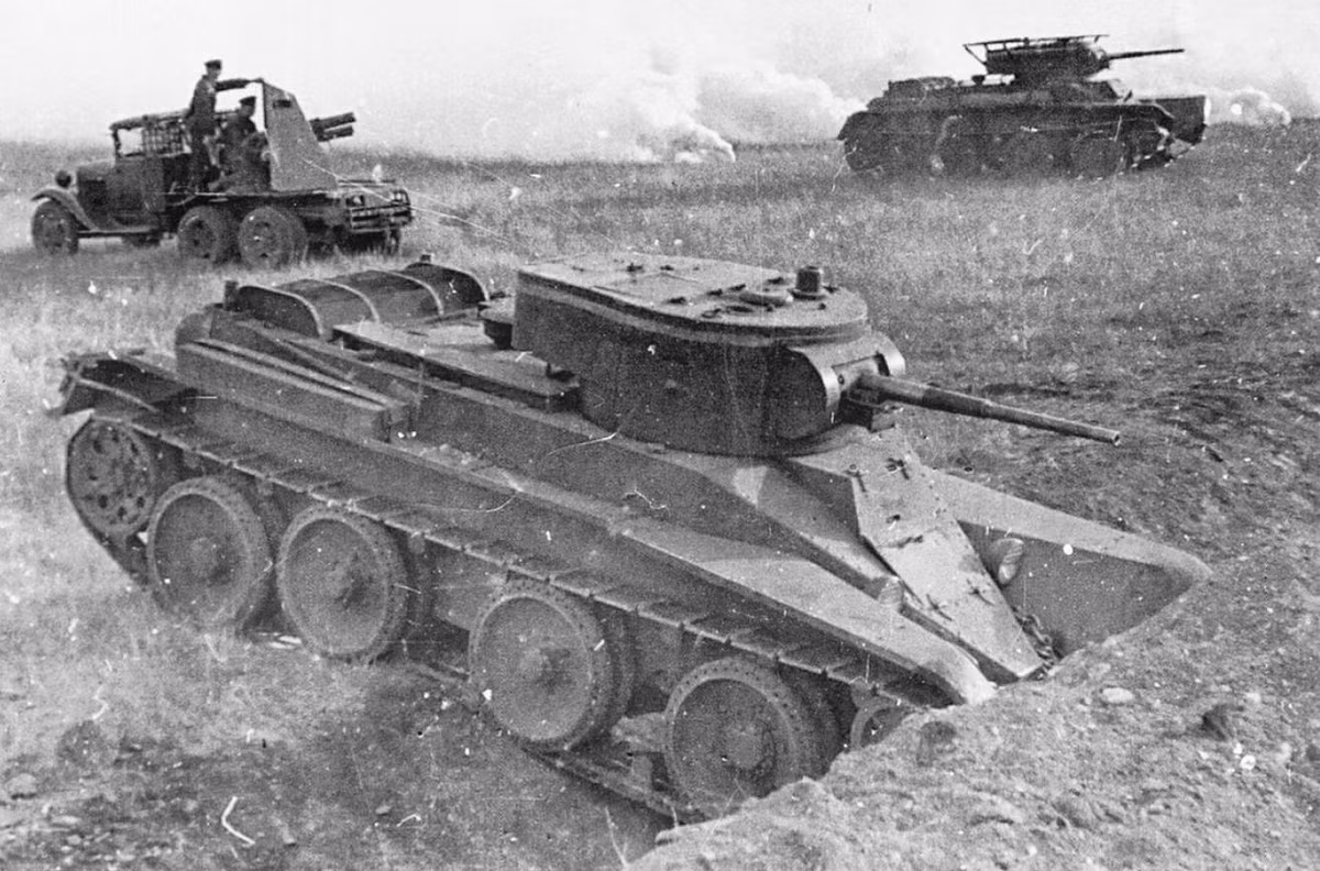 BT-7 có trọng lượng khoảng 14 tấn, chiều dài đạt 5,66 mét, chiều rộng 2,29 mét và có chiều cao khoảng 2,42 mét. Xe chỉ có kíp lái 3 người bao gồm trưởng xa (kiêm xạ thủ), nạp đạn viên và lái xe. Nguồn ảnh: Legendtanks.