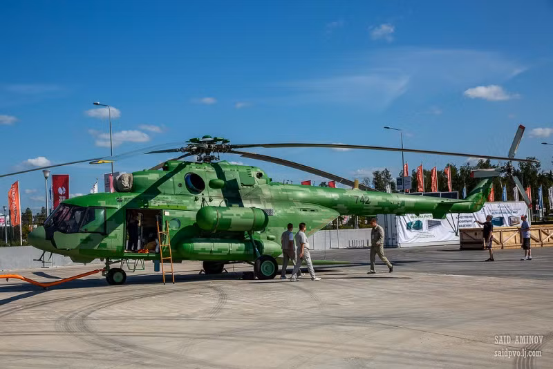 Trực thăng vận tải đa năng Mi-8, ngựa thồ chiến thuật chủ lực của quân đội Nga với màu sơn xanh độc đáo chuẩn bị cho triển lãm. Ảnh: Saidpvo.livejournal.
