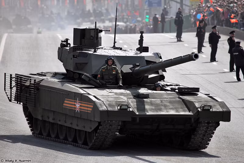 T-14 được trang bị pháo chính 2A82 125 mm, tương lai có thể lắp pháo 2A83 152 mm. Đại liên 12,7 mm, súng máy đồng trục 7,62 mm. Toàn bộ vũ khí trên T-14 được điều khiển từ xa. Ảnh: Vitaly V.Kuzmin.