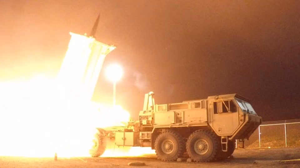 Hệ thống THAAD đã được triển khai đến đảo Guam và Hàn Quốc nhằm đối phó với mối đe dọa từ tên lửa đạn đạo Triều Tiên. Việc triển khai THAAD đến Hàn Quốc vấp phải sự phản đối kịch liệt của Trung Quốc. Ảnh: The Sun.