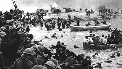 Cảnh hỗn loạn khi lính Anh cùng các lực lượng đồng minh khác tranh nhau lên tàu để rời Dunkirk trước khi quân Đức tiến đến Trong lúc này, quân Pháp đang chiến đấu ở "Phòng tuyến cuối cùng" bảo vệ cho cuộc di tản. Nguồn ảnh: Gwyd.