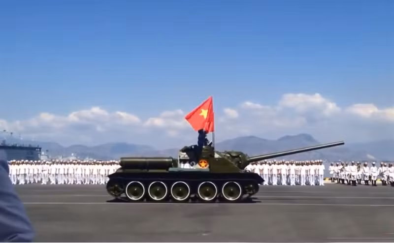 Pháo tự hành chống tăng SU-100 của Việt Nam trong một buổi diễu binh của Quân chủng Hải quân cách đây không lâu. Nguồn ảnh: Clor.