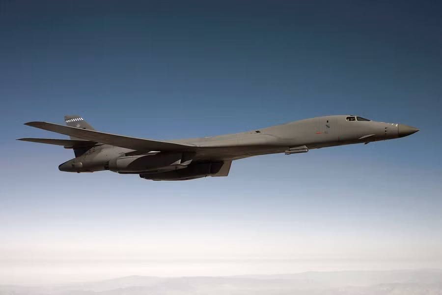 Đây thực sự là lần đầu tiên sau hai thập kỷ, máy bay ném bom B-1B Lancer sẽ trở lại hoạt động sau khi bị loại biên. Vào năm 2003, 33 chiếc đã ngừng hoạt động cùng lúc, trong khi đến tháng 9/2004, 7 chiếc lại đồng thời được đưa trở lại đội hình trực chiến.